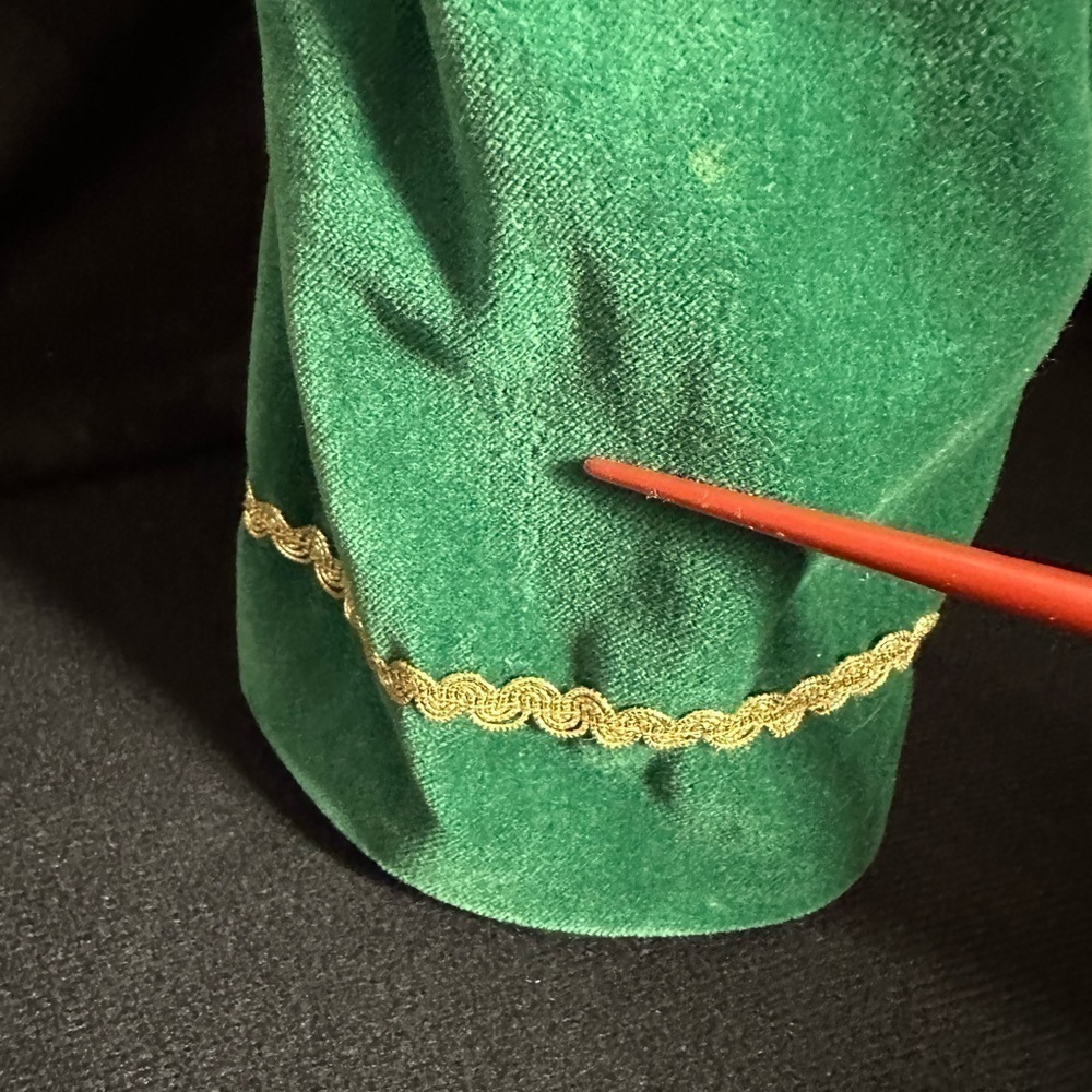 Byer’s‎ choice, 2006 Irish Saint Patrick caroler Victorian lady wreath presents - Picture 6 of 10
